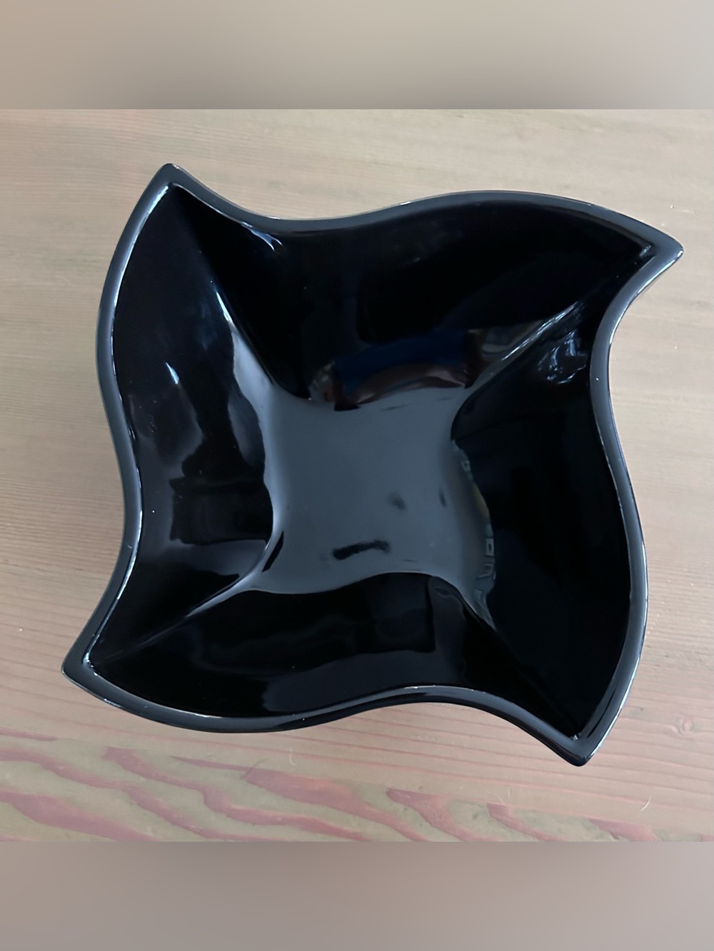 Wavy ceramic bowl